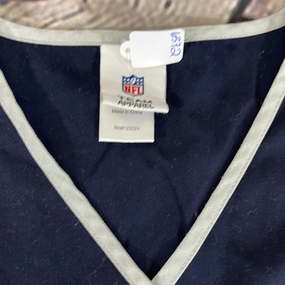 NFL Seattle Seahawks scrubs top medium - Picture 3 of 5